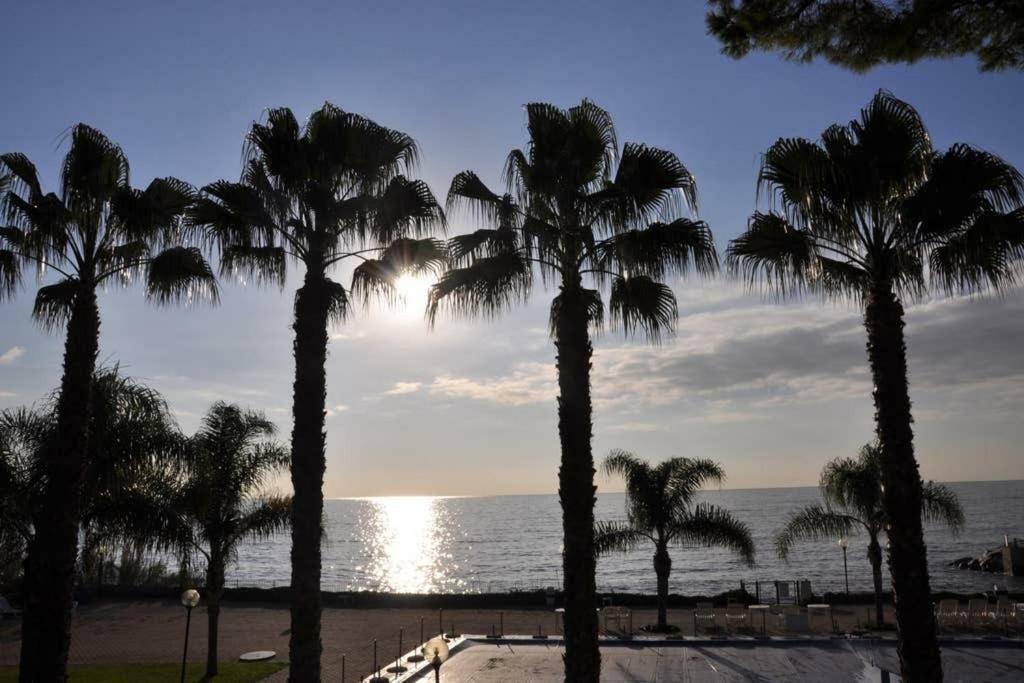 Garage, Piscina, Accesso A Mare E Pista Ciclabile Sanremo Exterior foto